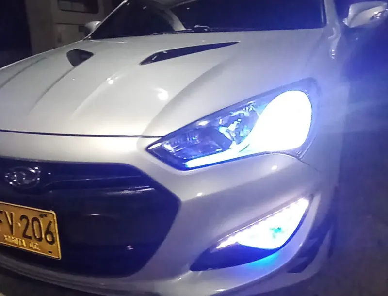 Faros y luces LED de un auto instalados en Cali