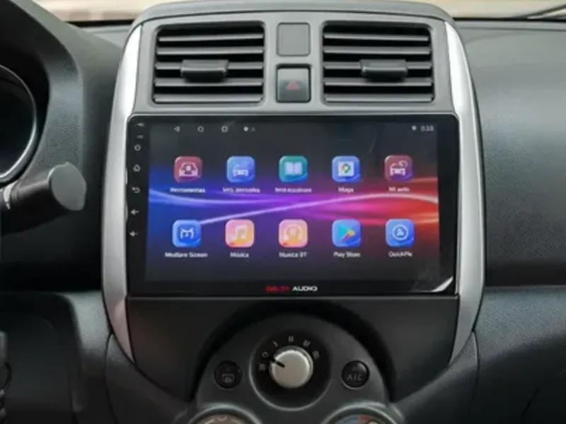 Pantalla Android instalada en el tablero de un carro