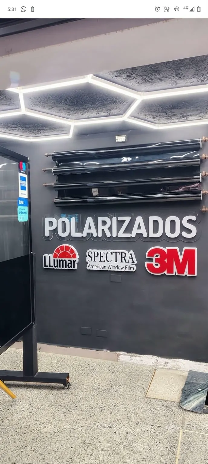 Rollos de película de polarizado 3M, LLumar y Spectra en el taller de Polariglass en Cali
