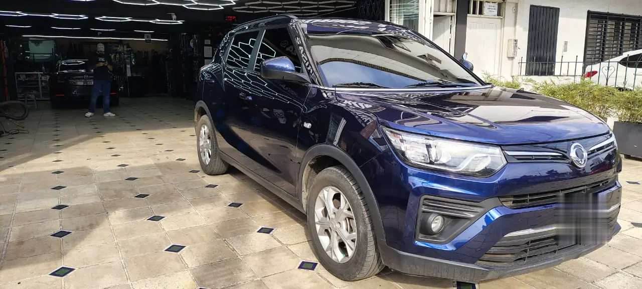 SUV azul con polarizado instalado en Cali