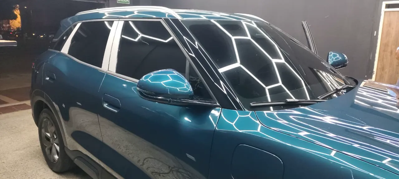 SUV con vidrios polarizados nanocerámicos instalados en Cali