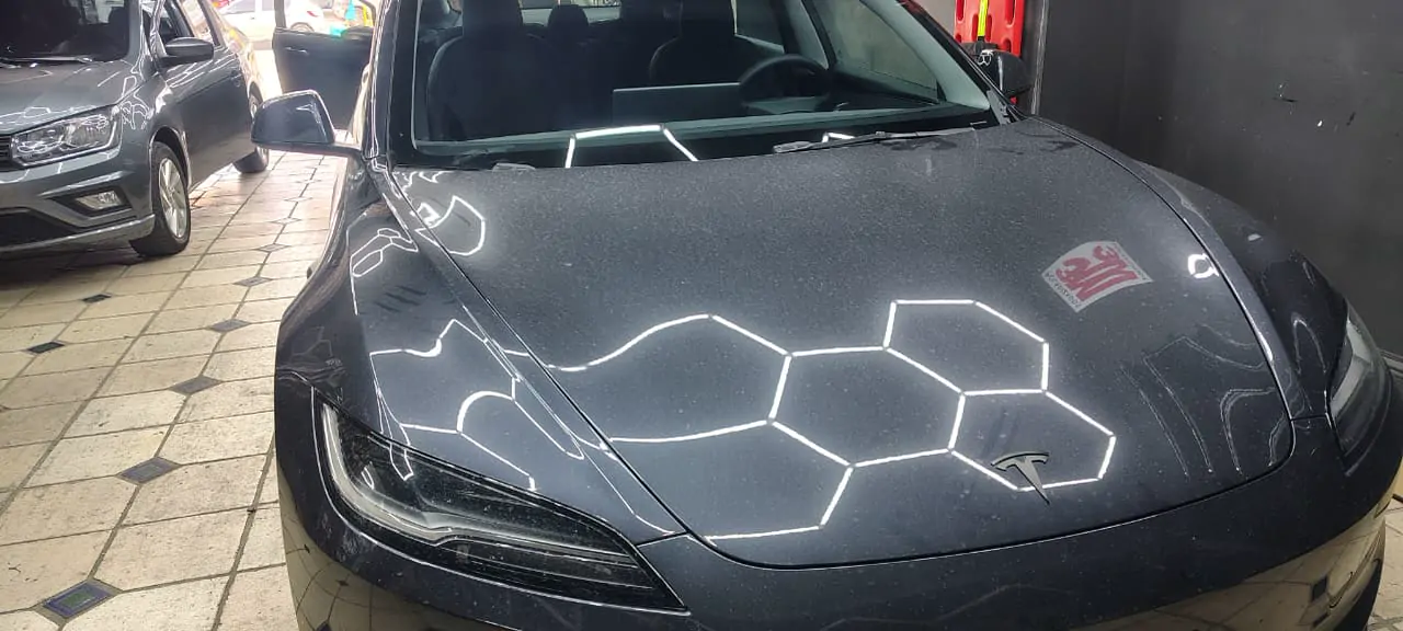 Tesla con polarizado y protección instalados en Cali