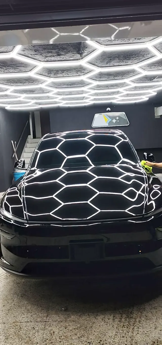 Vehículo eléctrico con polarizado en el taller de Polariglass en Cali