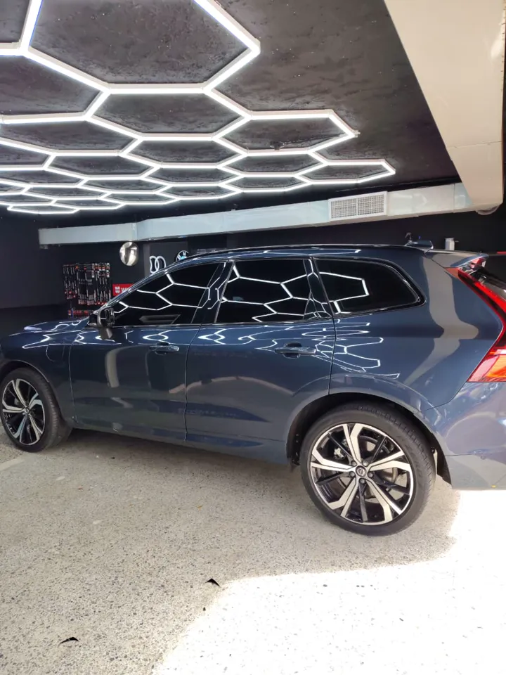 Volvo XC60 vista lateral con vidrios polarizados en Cali