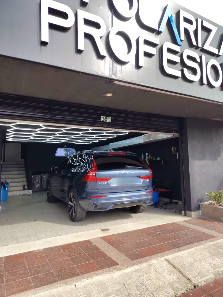 Volvo XC60 dentro del taller de polarizados profesionales en Cali